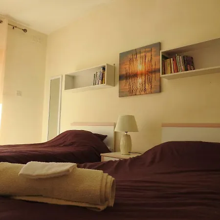 Pelican Court Apartment *