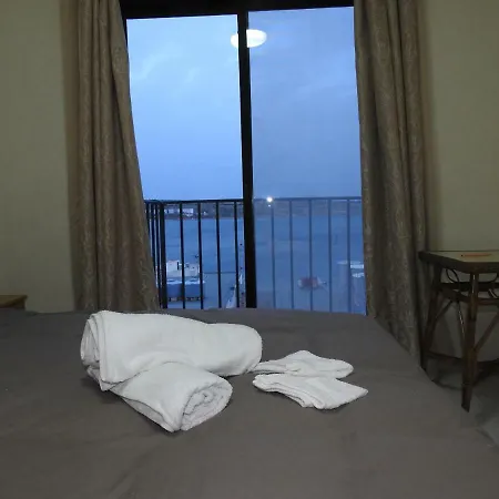 Pelican Court Apartment *